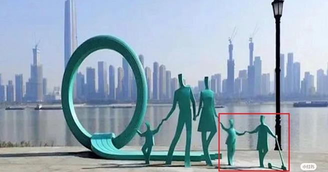 A sculpture depicting parents with multiple children
